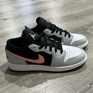 Nike Air Jordan 1 Low Grade School Black/Bleached Coral/Grey GS 7Y
